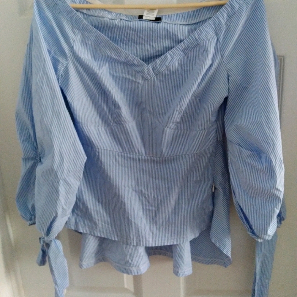 V neckline puff sleeve blouse - Picture 1 of 4